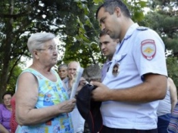 В Ялте участковые уполномоченные полиции приняли участие в сходе граждан