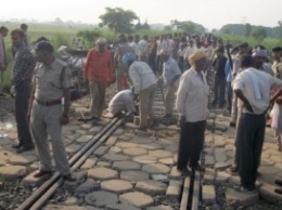 В Индии поезд врезался в школьный автобус, есть жертвы