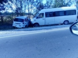 На въезде в Симферополь микроавтобус протаранил «Ладу Калину» (ФОТО)