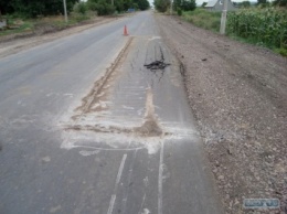 Славно починили: отремонтированная балтская дорога растрескалась за три дня