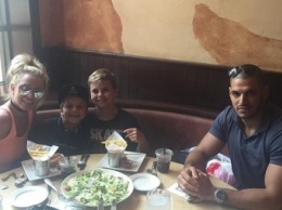 Бритни Спирс с сыновьями пообедала в компании симпатичного кавалера