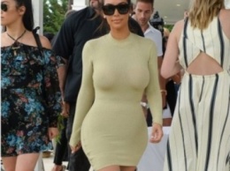 Ким Кардашьян показала роскошное тело в обтягивающем платье без белья