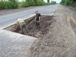 В Одесской области снова провалился свежий асфальт (фото)