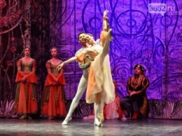 Замминистра культуры Крыма открыла показ балета «Лебединое озеро» (ФОТО)