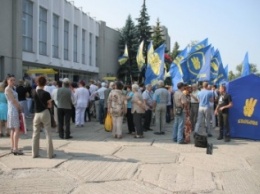 Под стенами Полтавского облсовета собрался масштабный митинг