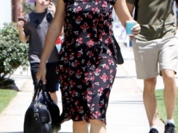 Дженнифер Гарнер вышла на прогулку в необычном платье