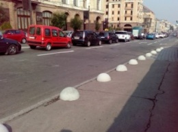 На Владимирском спуске закрыли тротуар от парковки (ФОТО)