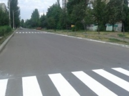 В Авдеевке обновляют дорожную разметку и продолжают ямочный ремонт дорог (ФОТО)