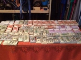 ФСБ нашла у главы таможни полные коробки денег и предметы старины