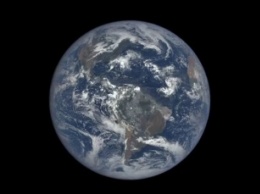 Планета Земля, снятая с расстояния 1,5 миллиона километров