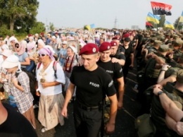 Участники скандального «крестного хода» собираются в центре Киеве