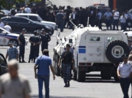 В Ереване вооруженная группа в здании полиции захватила медиков