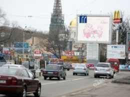 На Привокзальной площади снесли незаконный экран (фото)