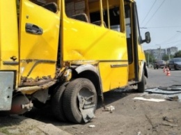 Ужасное ДТП в Кропивницком: иномарка чуть не уничтожила маршрутку. МНОГО ФОТО
