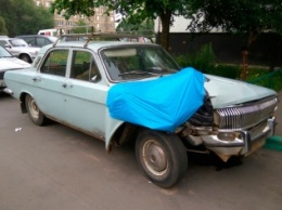 В Москве угонщик "Волги" врезался в столб и сломал ногу