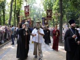 В Киеве несмотря на провокации, истерию СМИ и угрозы нацистов завершился Молебен УПЦ на Владимирской горке