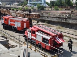 На территории ЧСЗ спасатели гасили пожар на водном транспорте (ФОТО)