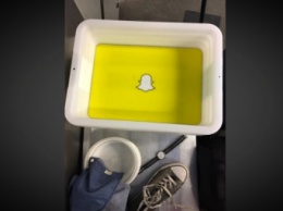 Snapchat разместил рекламу в коробках зоны контроля безопасности нью-йоркского аэропорта