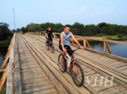 Военные построили мост между двумя отдаленными селами Ровенской области