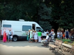 На площади Славянска проходит акция: проверься на гепатит бесплатно