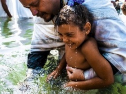 В Евпатории состоялось массовое крещение в море (ФОТОФАКТ)