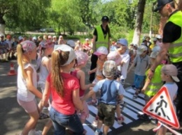 Дорожная патрульная полиция Чернигова учит дошкольников переходить дорогу