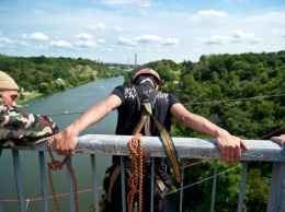 Киевские чиновники переживают за молодежь, прыгающую с мостов