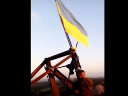 Силовики подняли флаг возле оккупированной Горловки (ВИДЕО)