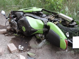 ДТП на Закарпатье: в Берегово мотоциклист врезался в кирпичный забор и погиб. ФОТО