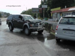 ДТП в Днепропетровске: Mitsubishi L200 протаранил Hyundai Matrix. ФОТО