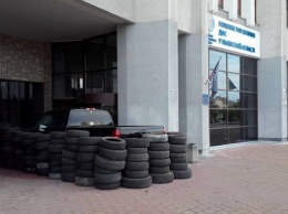 Львовские активисты заблокировали налоговую (ФОТО)