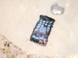Samsung показала, как спасти попавший в воду iPhone