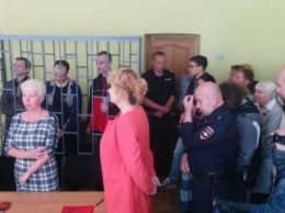 Троих россиян приговорили к 1,2 года лишения свобода за протест против агрессии на Украине