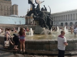 Жара в Киеве: люди "захватили" фонтан в центре (ФОТО)