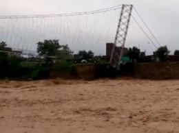 Огромный подвесной мост упал в реку в Непале