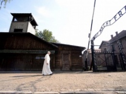 Папа Франциск совершил безмолвную молитву в бывшем концлагере Освенцим