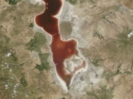 В Иране зеленое озеро вдруг стало кроваво-красным