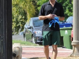 Джон Хэмм на прогулке со своей собакой