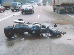 В Якутске мотоциклист врезался в автомобиль, проехав на запрещающий сигнал светофора