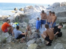 Юные ялтинские спортсмены сходили в трехдневный поход в бухту Ласпи