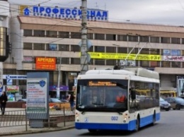 Новшество «Крымтроллейбуса»: Водителям запретили выпускать пассажиров, пока все желающие сесть в троллейбус не заплатят за проезд