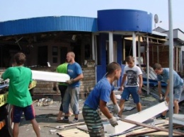 В Киеве демонтируют МАФы возле Демеевского рынка