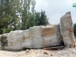 Добили: в Николаеве снесли основу постамента памятника Ленина, которая "держалась" почти месяц