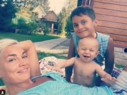 Юлия Костюшкина опубликовала новые фотографии с маленьким сыном