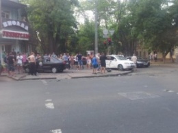 На одесской Молдаванке такси с пассажирами попало в аварию