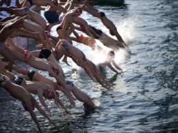 В Плесе 20 человек переплыли Волгу в поддержу российских олимпийцев