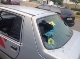 Неизвестные разбили все стекла в авто с надписью «ПТН ПНХ» (фото)