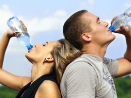 Пить из пластиковых бутылок абсолютно не рекомендуется