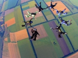 Воины АТО прыгнули с парашютами в небе над Днепром (ФОТО)