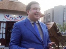 Открытие «хатынки бракосочетаний» Саакашвили: молодожены, улыбки и поцелуи
